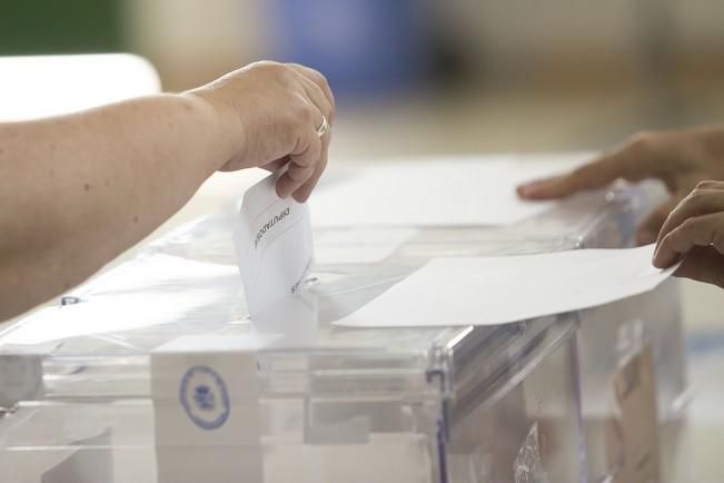 Electores canarios votando en Fuerteventura.