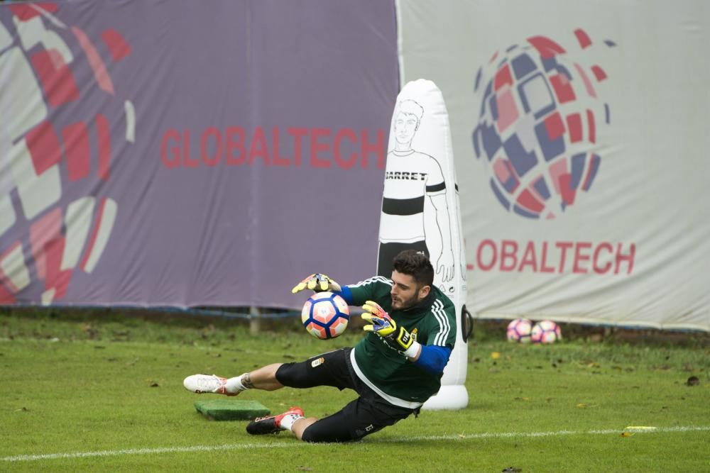 Entrenamiento del Real Oviedo con la visita del boxeador Aitor Nieto