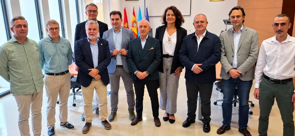 Foto de familia de los asistentes al acto de firma del convenio.