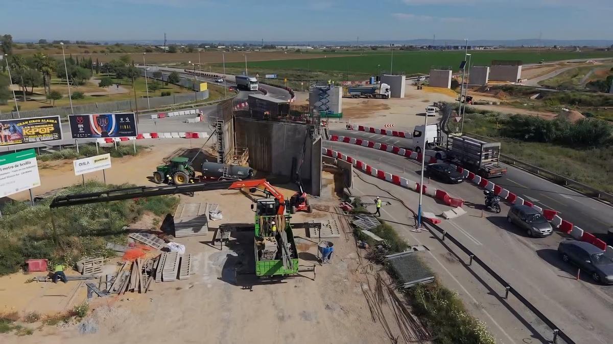 Corte nocturno en la SE-20 por el montaje de vigas del viaducto de la Línea 3 Norte del Metro de Sevilla