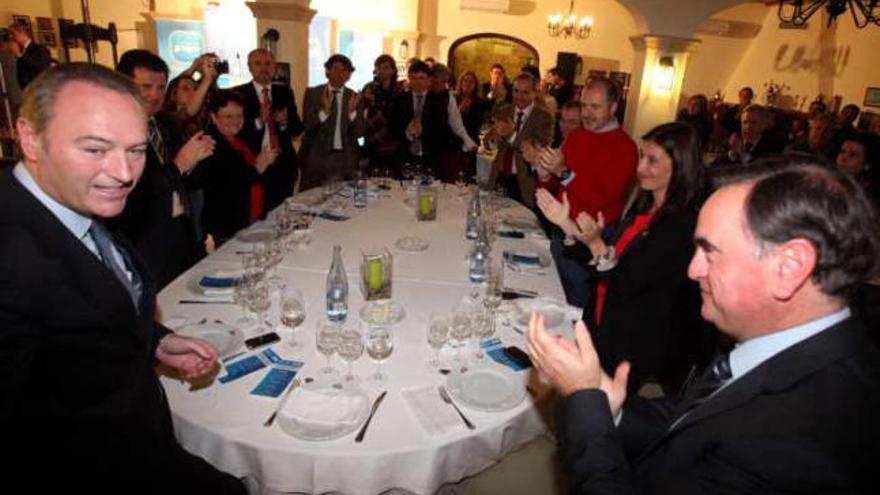 El presidente del PP, Miguel Ortiz, aplaude a Alberto Fabra durante el acto de ayer en Altea.