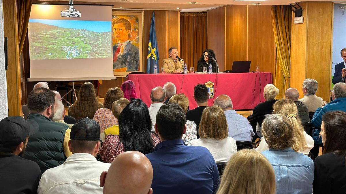 Un momento del acto de ayer en el Centro Asturiano, con Andrés Menéndez, director adjunto de la institución, y Vanessa Gutiérrez, consejera de Cultura, sentados en la mesa