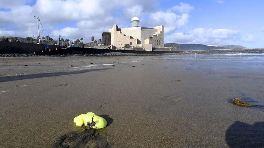 Las Canteras sufre una invasión de microplásticos