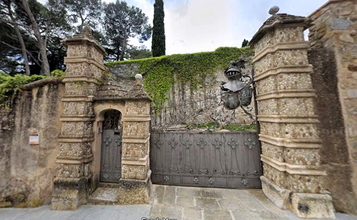 El portal de l'entrada principal ja mostra la seva majestuositat