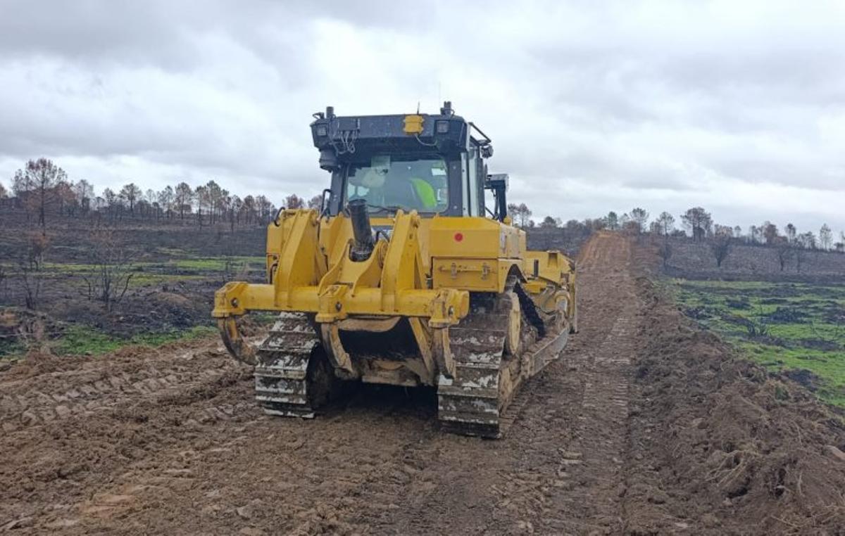 Un buldócer avanza entre la zona devastada. | J. A. G.