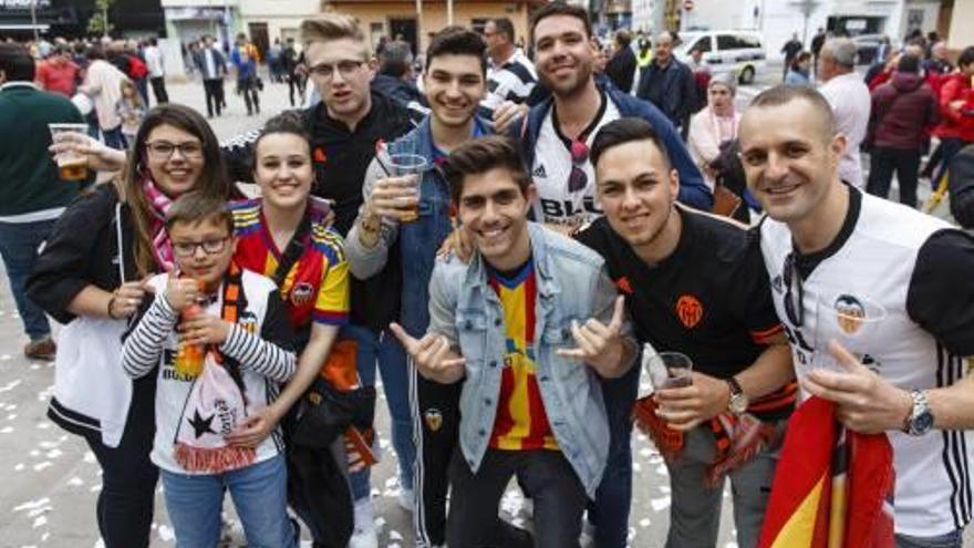Un grupo de aficionados del Valencia, el sábado en el estadio de la Cerámica.