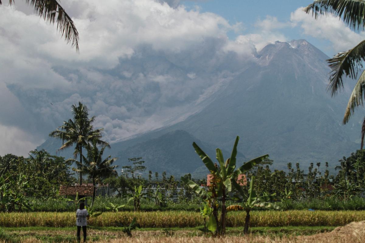 El monte MerapiÊvolcanoÊerupciona, visto desde Pakem, en Sleman, Yogyakarta.