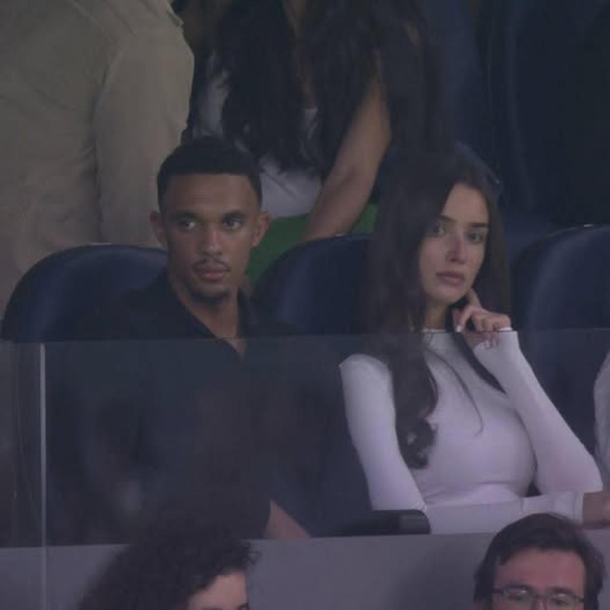 Trent Alexander Arnold y su novia en las gradas del Santiago Bernabéu