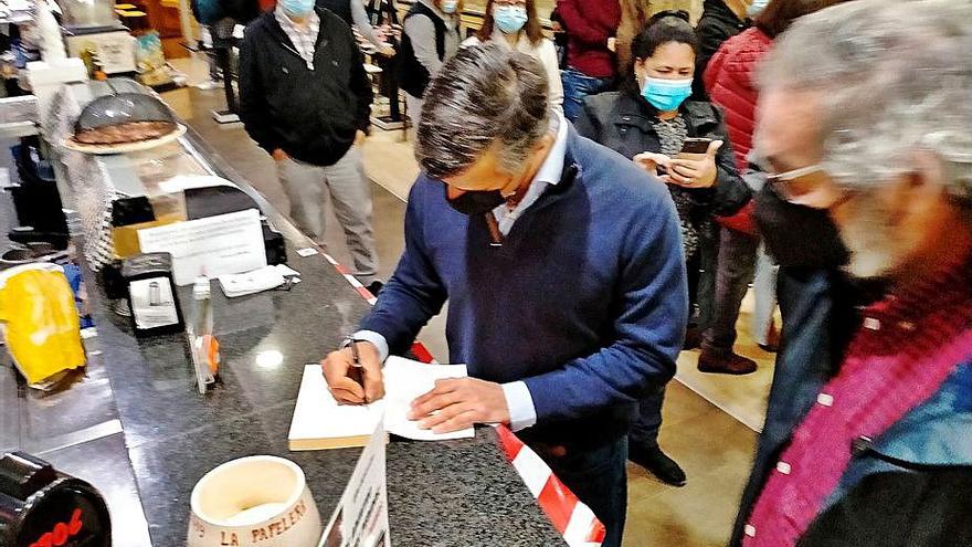 Leopoldo López firmando su libro “Preso pero libre”, en Celanova .  | // IÑAKI OSORIO