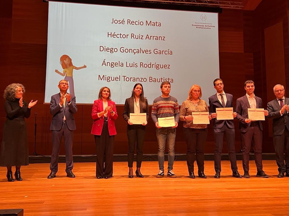 Los tres zamoranos que recogieron sus Premios Extraordinarios de Música, con otros compañeros.