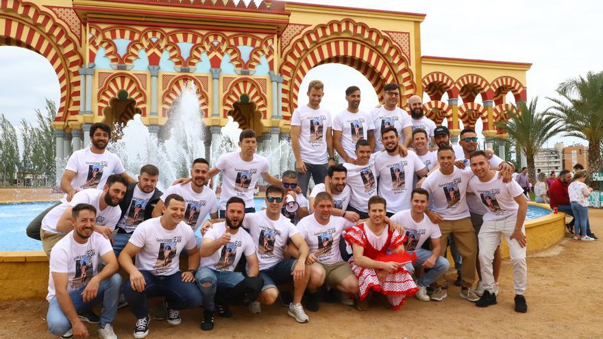 Amigos y familiares en El Arenal el último sábado de Feria