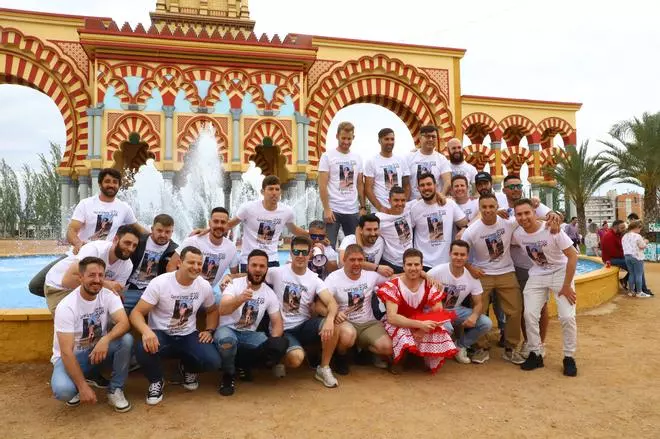 Amigos y familiares en El Arenal el último sábado de Feria