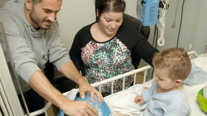 El CD Castellón visita a los niños hospitalizados en el General de Castelló