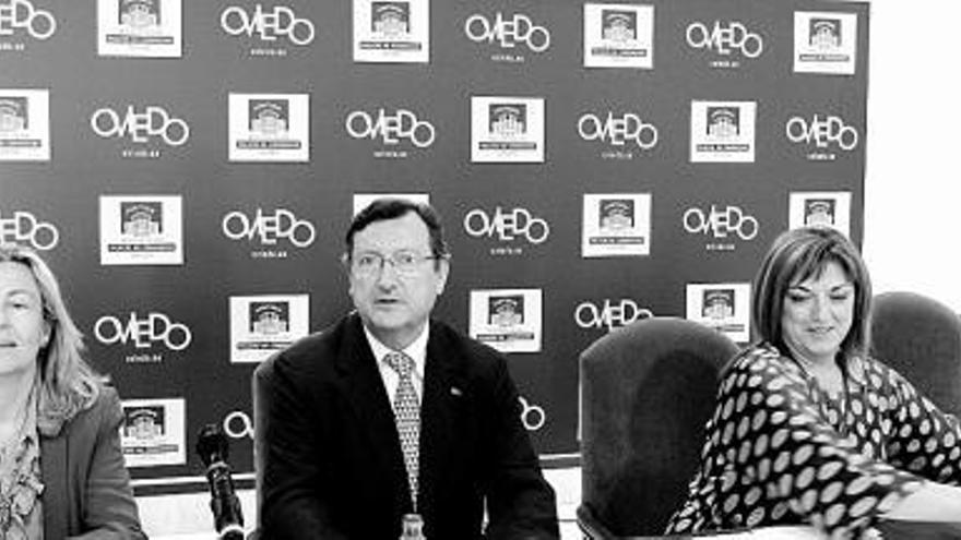 De izquierda a derecha, Cristina Martínez, Juan Ruiz y Belén Fernández, durante la presentación del congreso.