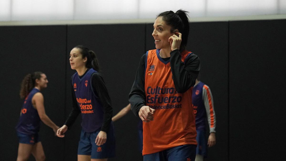 Cristina Ouviña vuelve a sonreír dentro de la pista de baloncesto