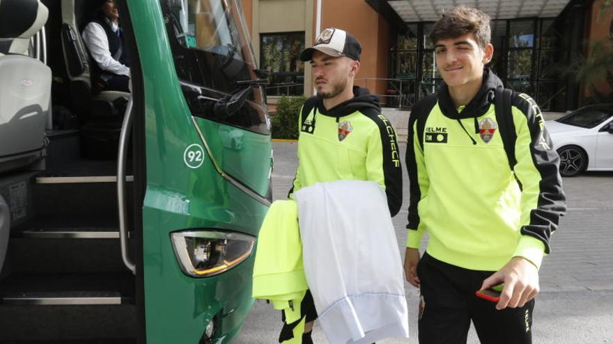 Gonzalo Villar y Josan, momentos antes de subir al autocar para realizar un viaje