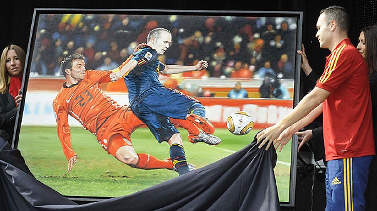 El centrecampista blaugrana rep un quadro que recull el seu decisiu gol davant Holanda al Mundial 2010 durant l’homenatge que li han dedicat els seus paisans.