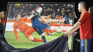 El centrecampista blaugrana rep un quadro que recull el seu decisiu gol davant Holanda al Mundial 2010 durant l’homenatge que li han dedicat els seus paisans.