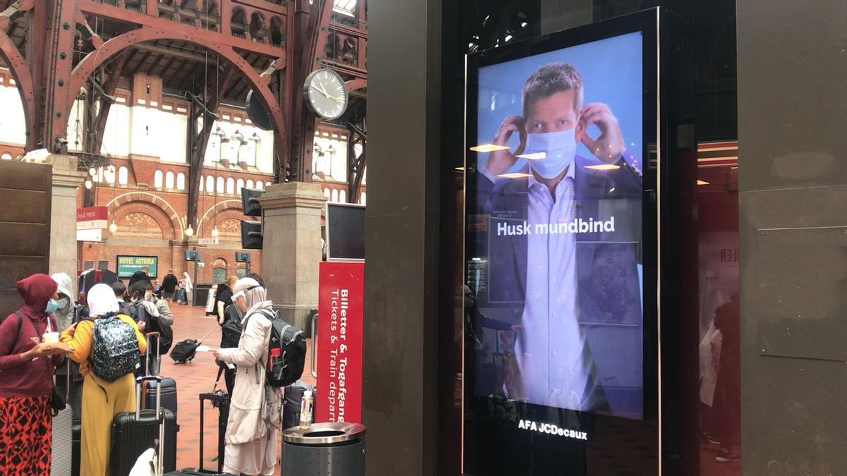 Personas con mascarilla en Copenhague.