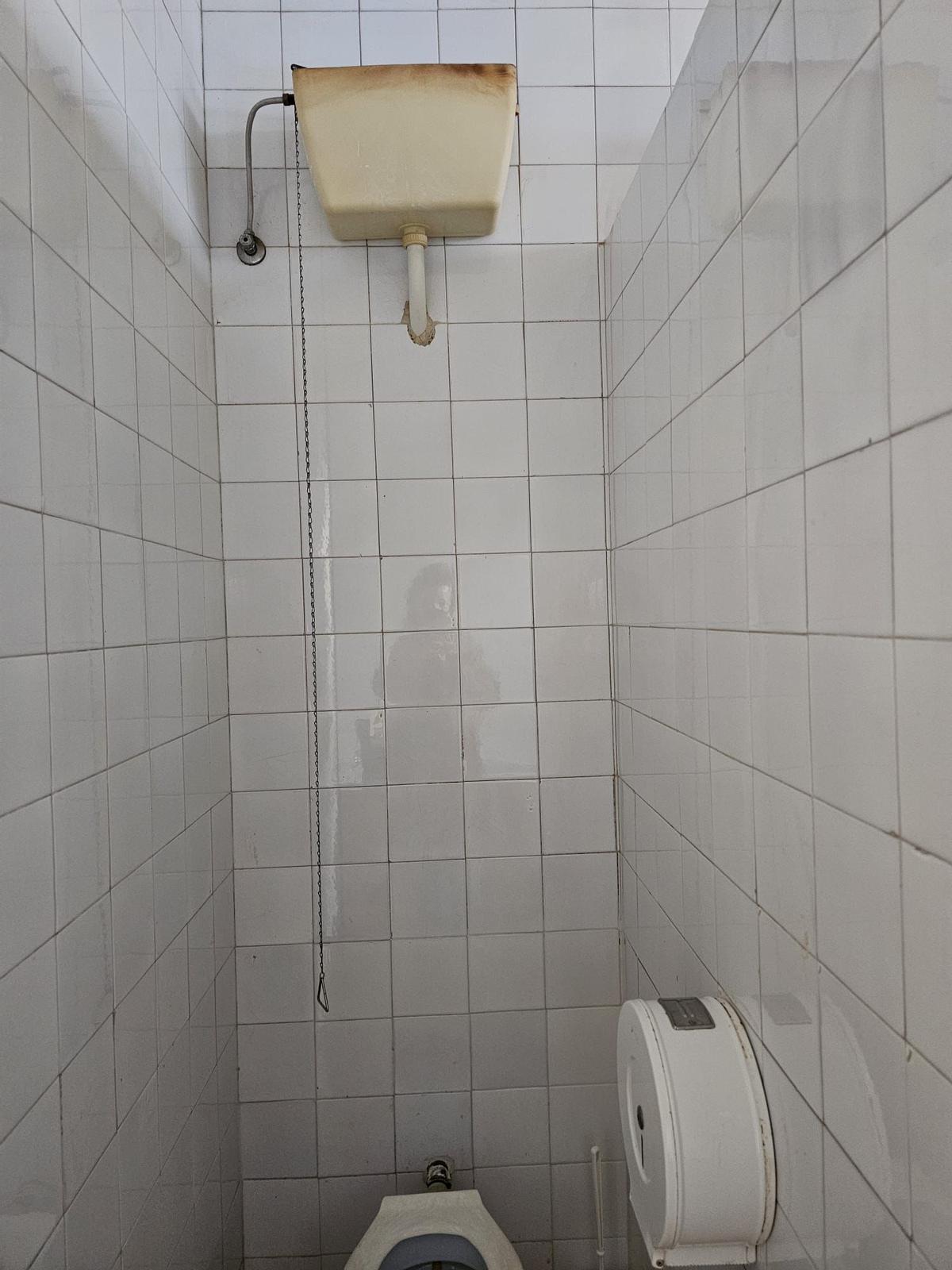 Una imagen de la cisterna de un baño de Infantil de La Casita del colegio Miralvalle de Plasencia.