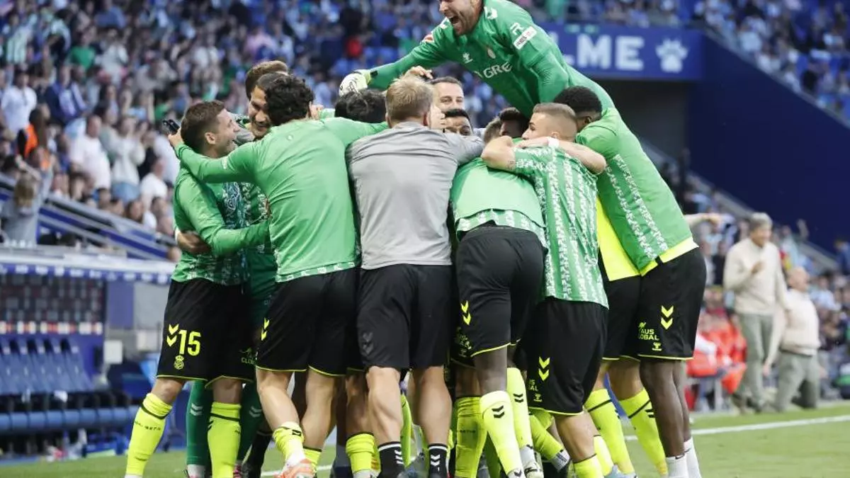 Locura verdiblanca en la madrugada: el Betis vuelve a casa entre bengalas y abrazos