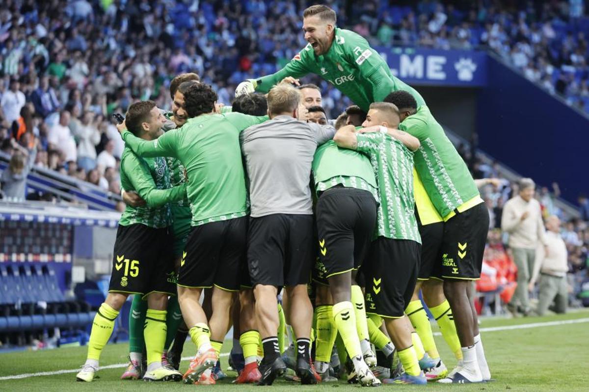 Los jugadores del Betis celebran el gol de la victoria anotado por Antony dos Santos durante el partido de la jornada 34 de LaLiga EA Sports que RCD Espanyol y Real Betis Balompié disputan este domingo en el RCDE Stadium de Cornellá de Llobregat (Barcelona). EFE/Andreu Dalmau