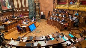 Colau s’obre a replantejar els diumenges de botigues obertes