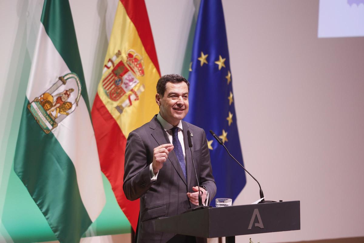 Juanma Moreno es el líder andaluz mejor valorado y Montero la cuarta, según el CIS