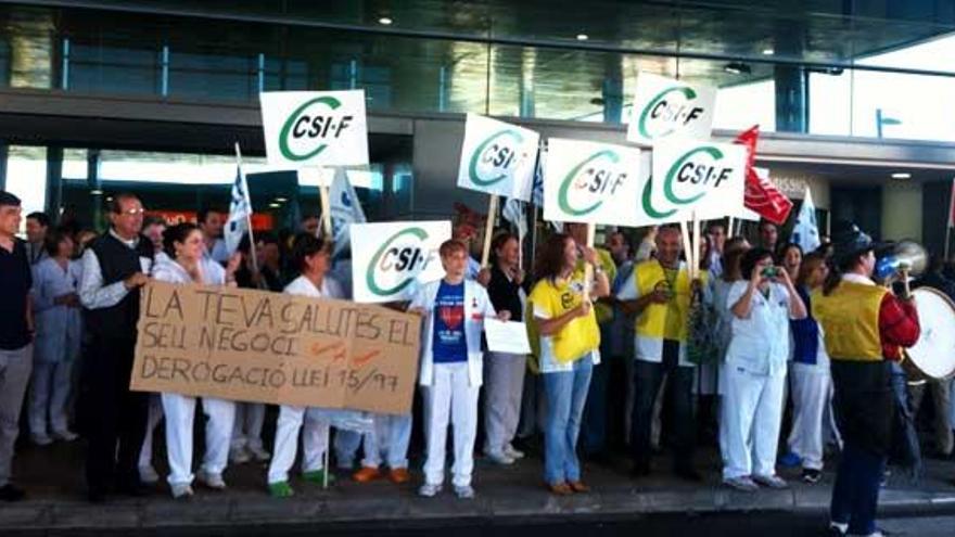 Los trabajadores de Son Espases han salido a las puertas del centro para mostrar su desacuerdo con los recortes sanitarios anunciados por el Govern.
