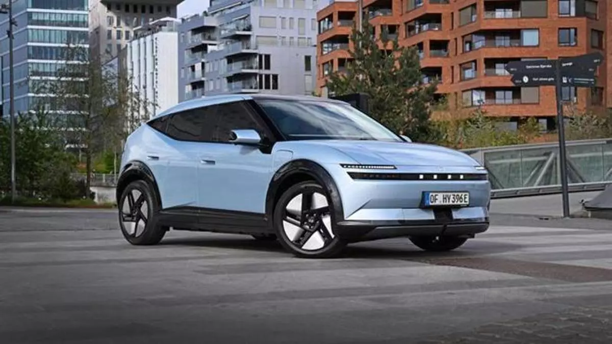 Hyundai Ioniq 3 gana en septiembre y arranca la votación de octubre con Dacia Spring, Leapmotor B03X y Polestar 4 SUV
