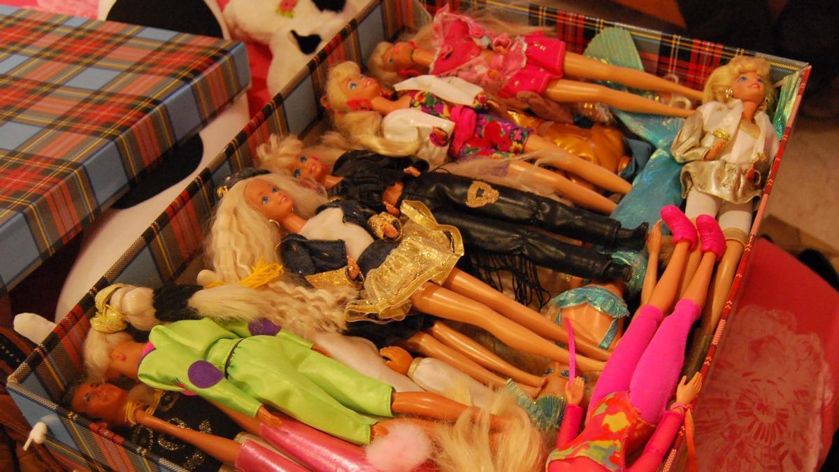 Muñecas Barbie en una caja en Ibiza.