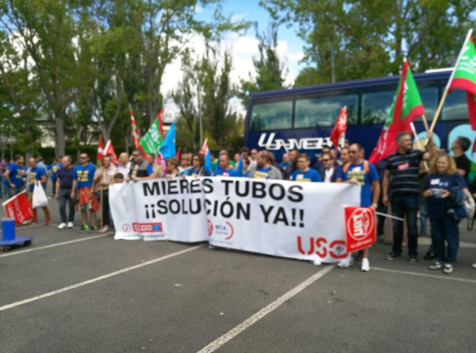 Los trabajadores de Mieres Tubos se manifiestan en Vitoria.