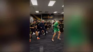 ¡No se guardó nada! Aguirre celebró la Copa Oro sacando los pasos prohibidos, no lo hace nada mal...