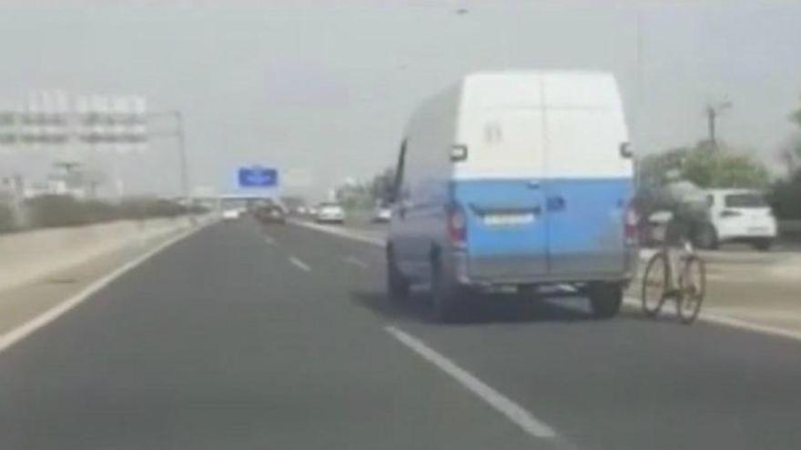 Un vídeo muestra a un ciclista a más de 100 km/h en una autopista de Palma de Mallorca