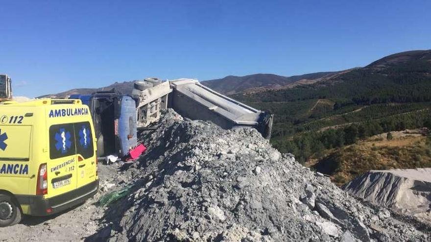 El camión volcó sobre su lado izquierdo al hundirse el suelo de la escombrera. // FdV