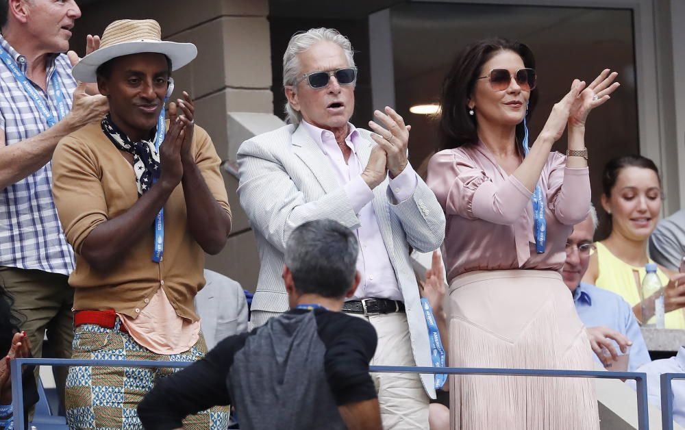 El chef Marcus Samuelsson junto con el actor Michael Douglas y su mujer, la actriz Catherine Zeta-Jones.