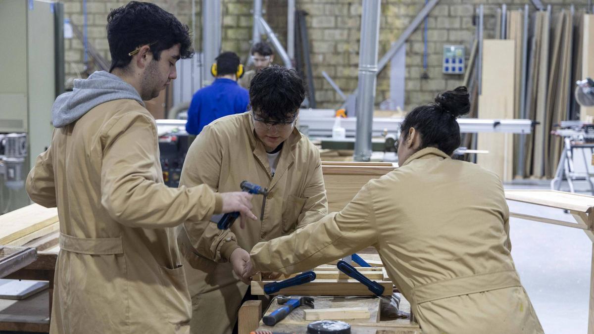 Alumnado del CIFPPolitécnico de Santiago realizando prácticas en el taller del ciclo medio de Carpintería y mueble.