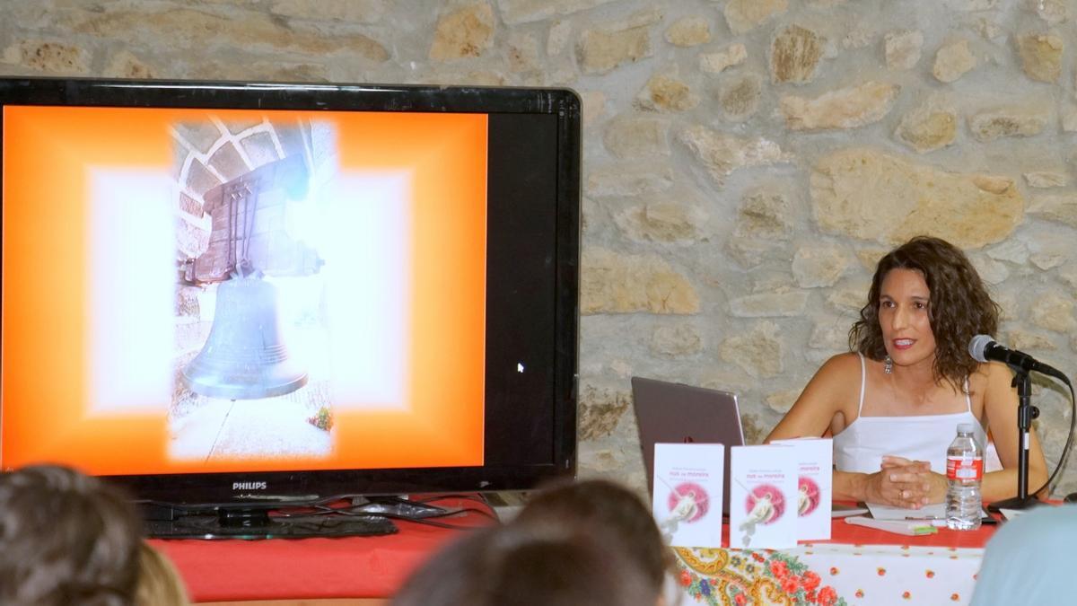 La autora del poemario desgrana su contenido durante la presentación en su pueblo.