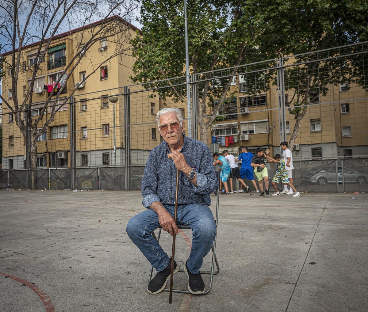 Manuel Cortés, patriarca de Sant Roque (Badalona) en el campo de fútbol donde juegan los niños del barrio, el pasado miércoles.