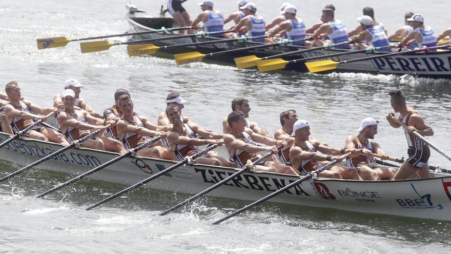 Tirán Pereira (en segundo plano) en el arranque de la regata de ayer junto a Ziérbena. // Noticias de Guipuzkoa