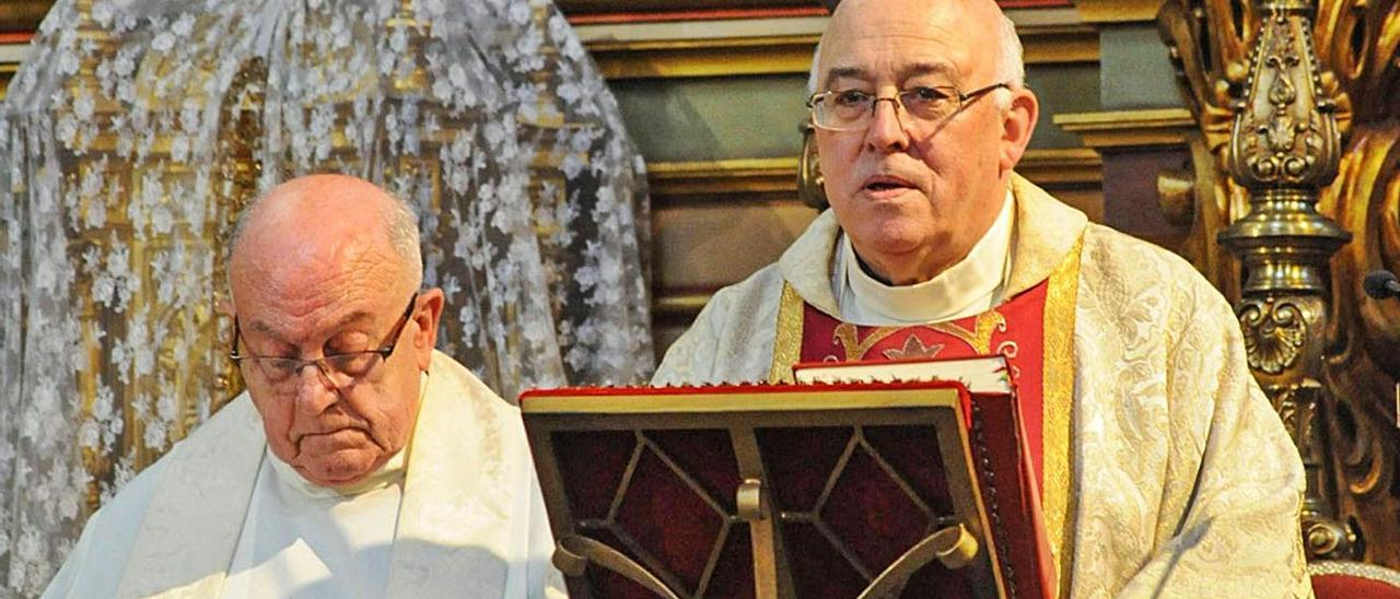 José Fernández Lago oficia una misa en la iglesia de Carril. | // I. ABELLA