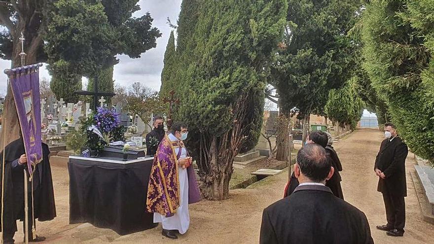 La Cofradía del Jesús Nazareno y Ánimas en la ofrenda floral. | C. A.