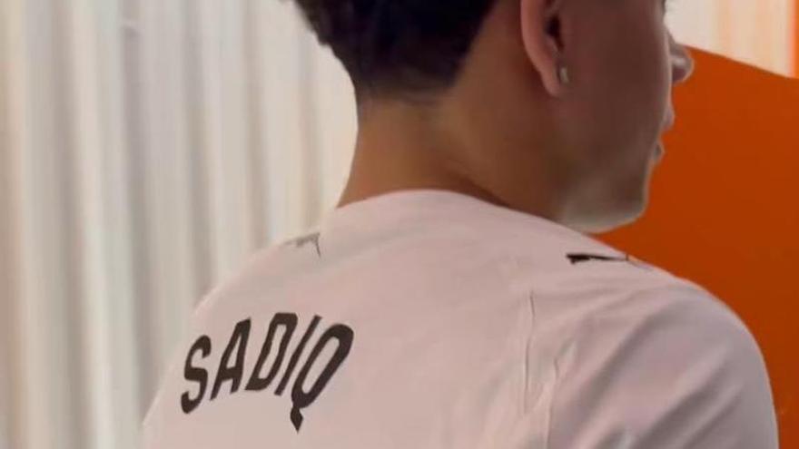 Isaac Nogués llega al Roig Arena con la camiseta de Sadiq