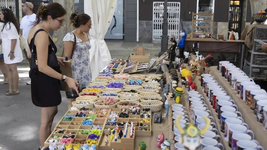 Los "fireros" realizan un primer balance de ventas en el último día de la Fira de Xàtiva