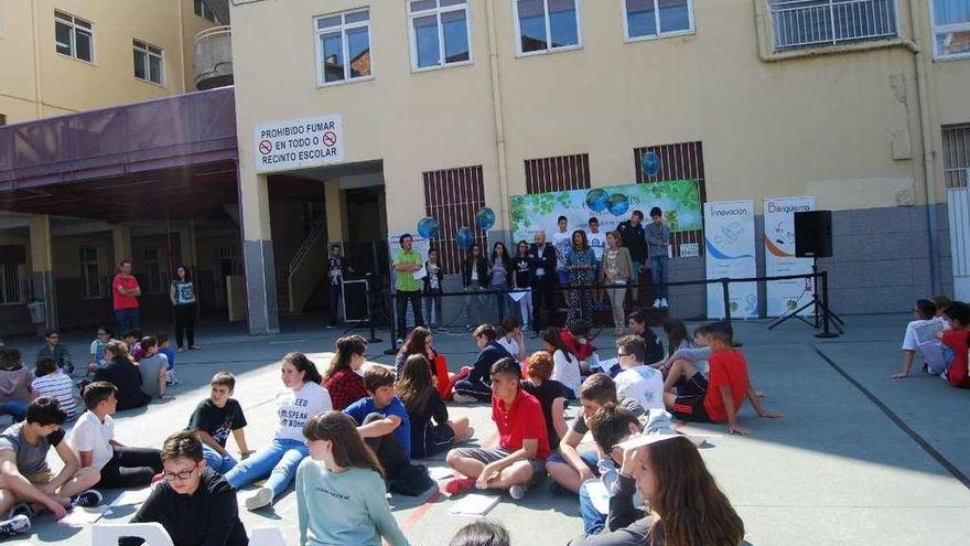 Celebración del Día Mundial Sin Tabaco en el patio del colegio. // FdV