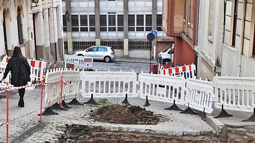 Inicio de las obras de rehabilitación de la calle Nuestra Señora del Rosario, licitadas en 2020. |   // VÍCTOR ECHAVE