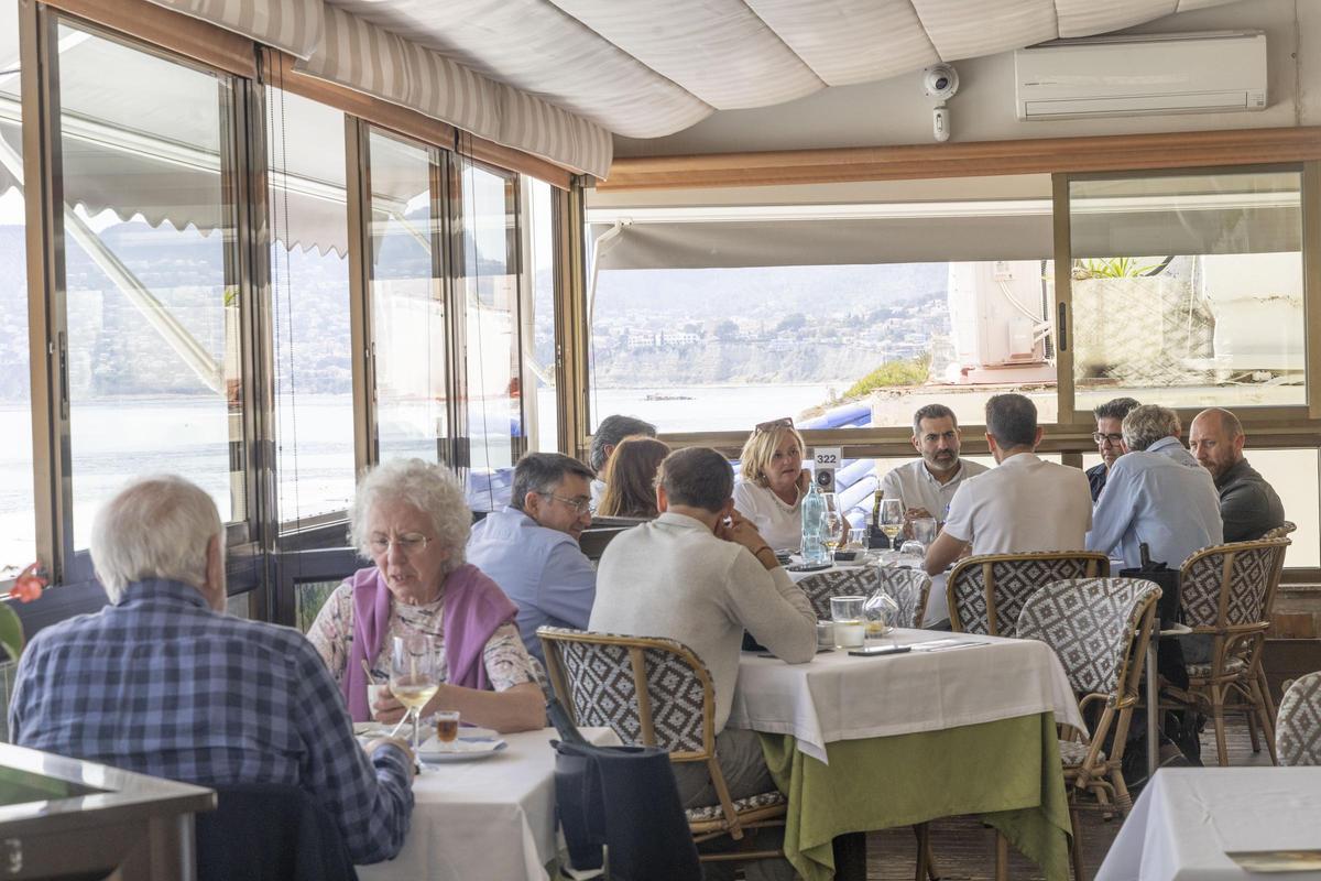 La segunda jornada de «Menjars de la Terra» por las Marinas ha tenido lugar en el restaurante Andalucía de Calp, en un entorno privilegiado con el Peñón d’Ifach y el Mediterráneo.