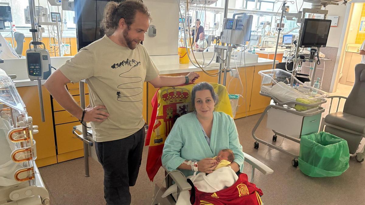 Sara Alonso, con Ágata en brazos y junto a Víctor Peña, en el HUCA.  |