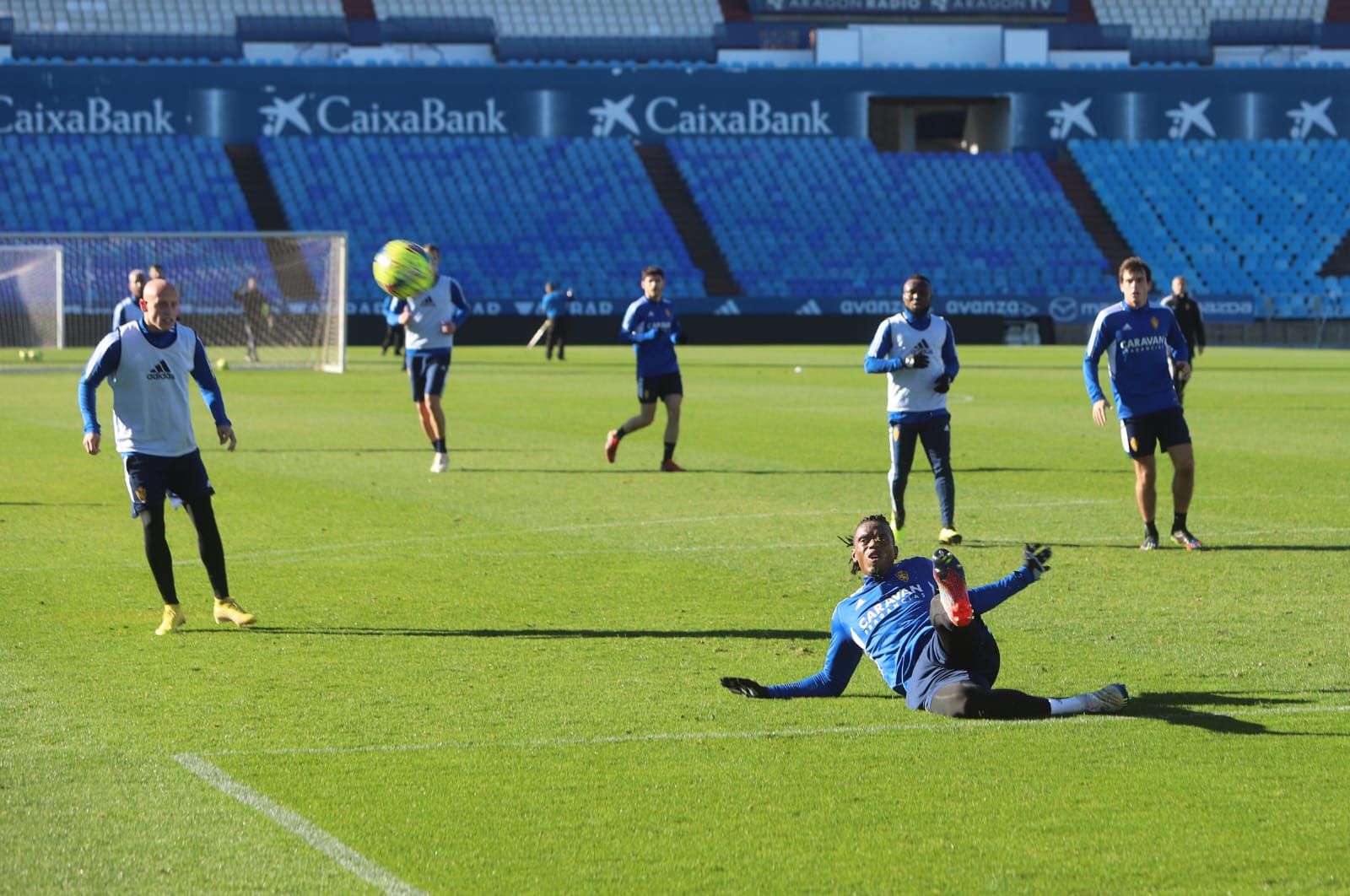 Entrenamiento a puerta abierta del Real Zaragoza en La Romareda (04/01/2023)