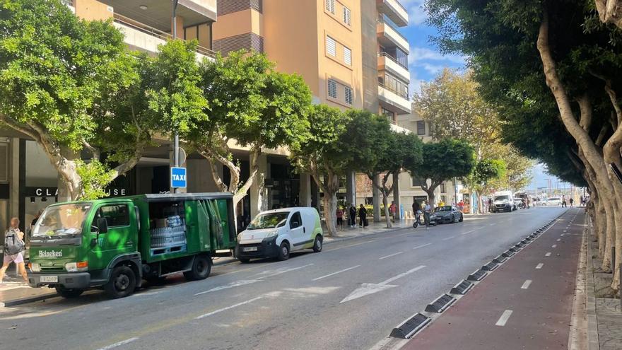 Vehículos aparcados, ayer por la mañana, en la parada de taxis de Bartomeu Roselló. | D. I.